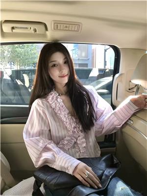 淡粉色立体木耳边V领条纹衬衫女宽松法式慵懒衬衣